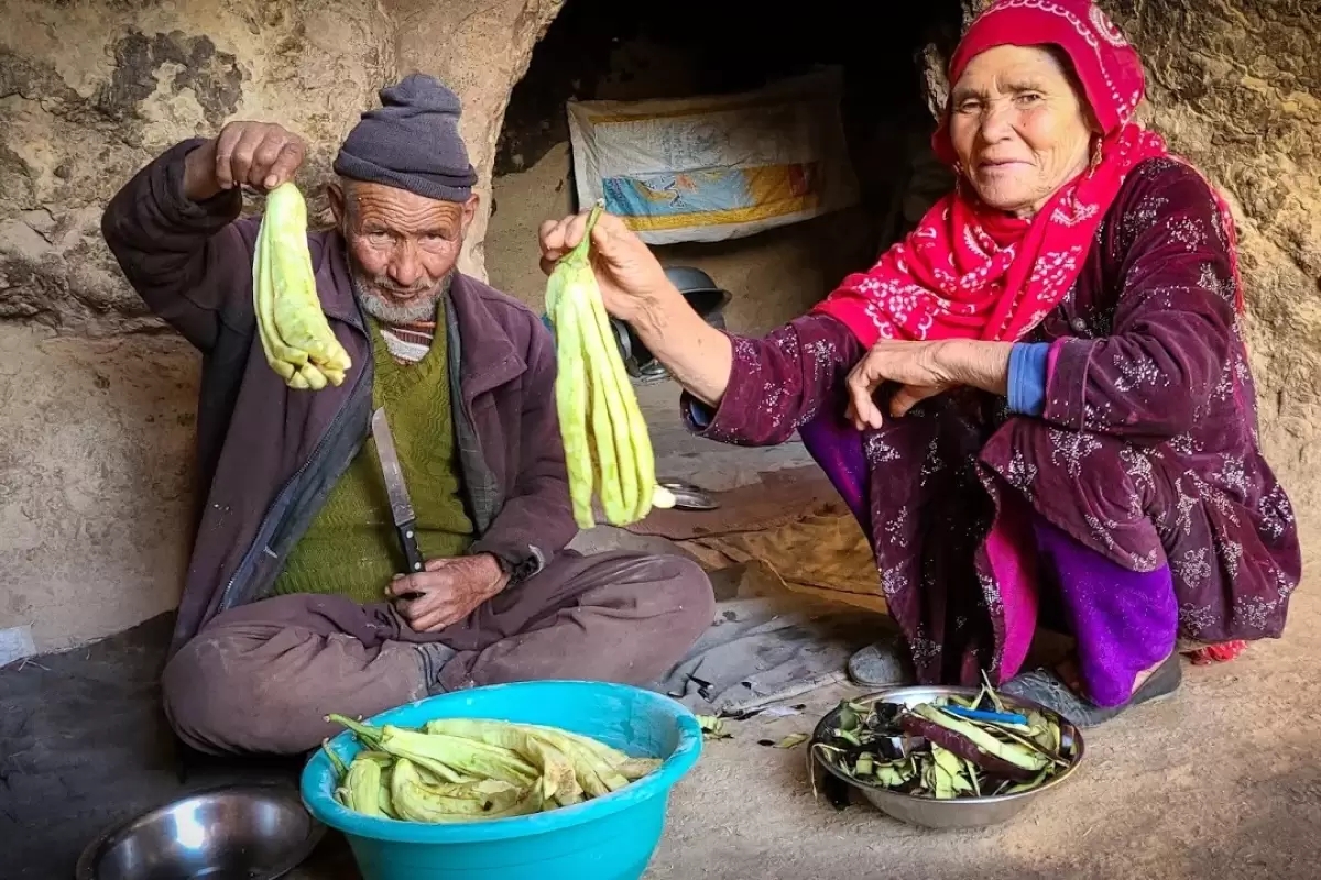 (ویدئو) پخت دیدنی نان محلی و بادمجان توسط زوج مسن غارنشین افغانستانی