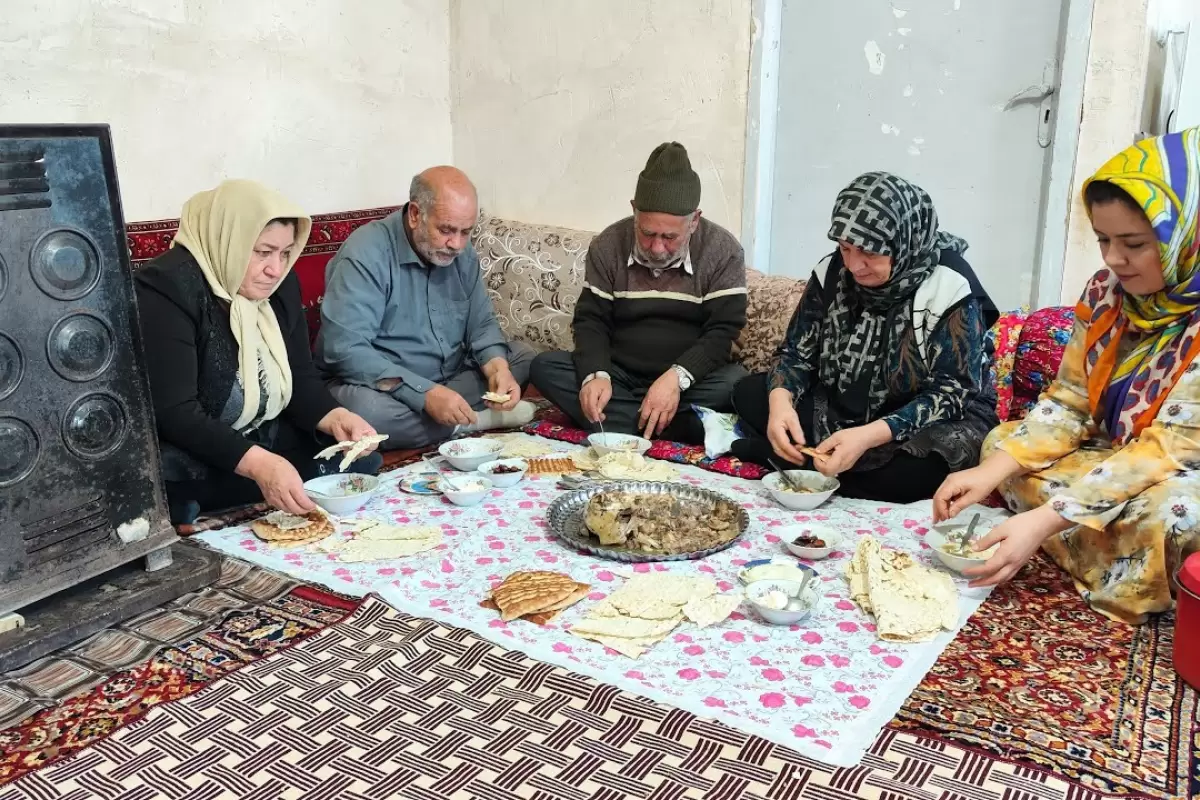 (ویدئو) پخت کله پاچه گوسفند به سبک تماشایی یک خانواده روستایی آذری
