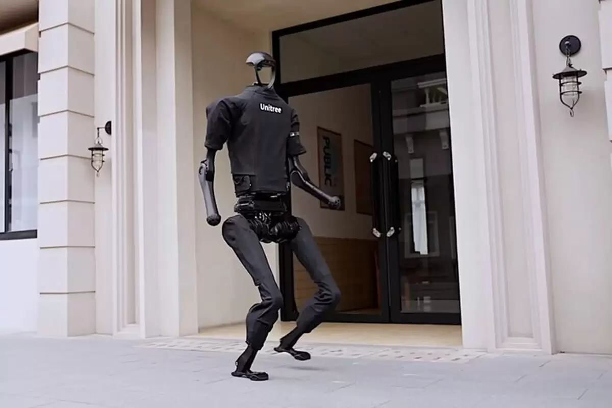 ربات انسان‌نمای چینی با قابلیت دید ۳۶۰ درجه