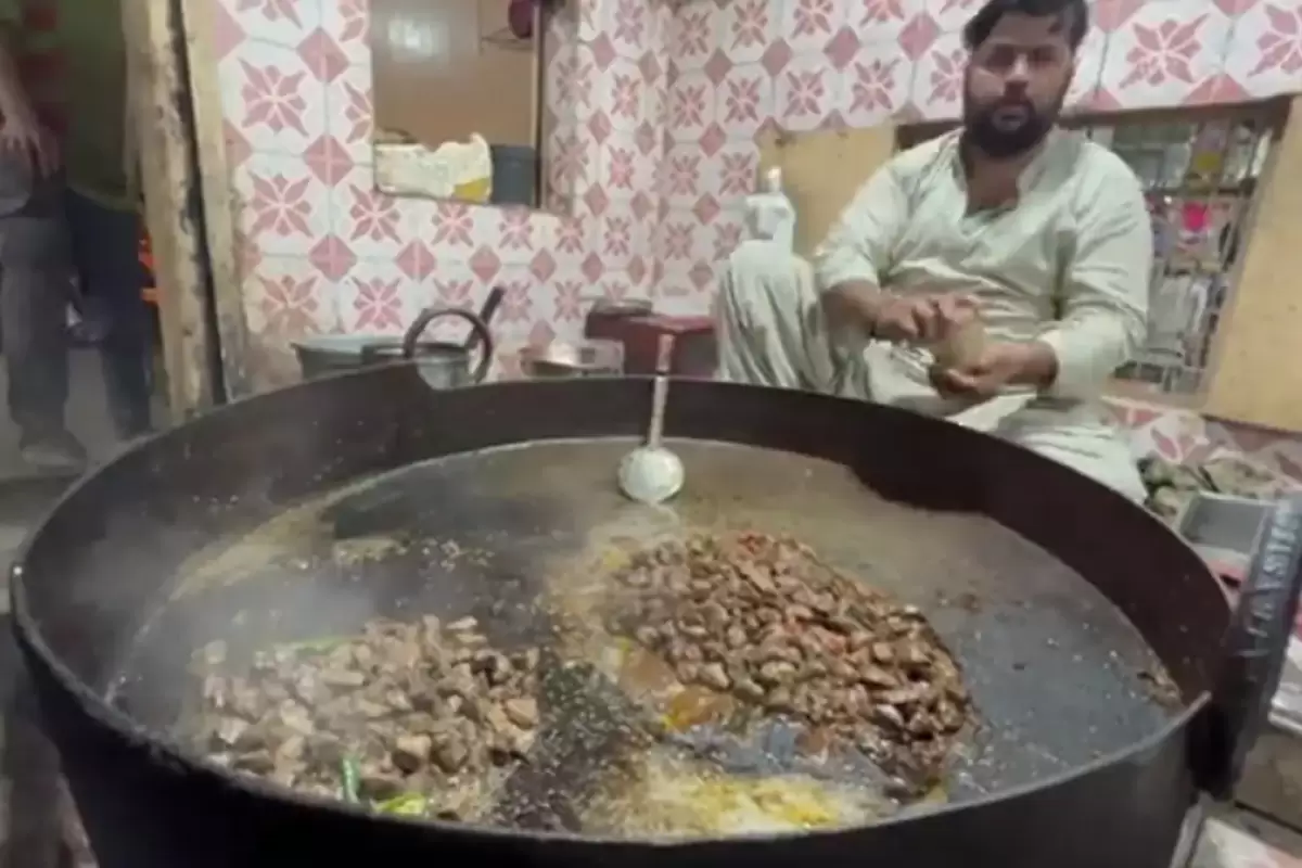 (ویدئو) غذای خیابانی در پاکستان؛ طبخ واویشکا جگر گوسفند توسط آشپز مشهور