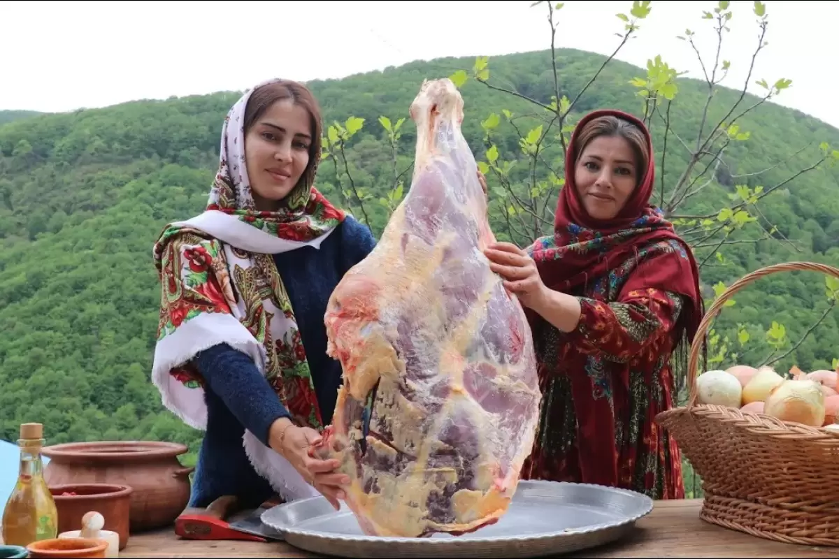 (ویدئو) پخت آلو مسما با ران 40 کیلوگرمی گاو توسط مادر و دختران روستایی آستارایی