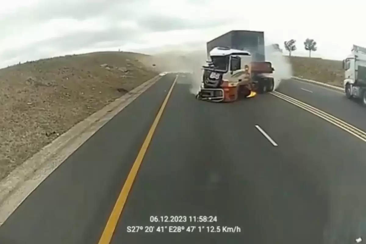 (ویدئو) تصادف آتشین دو کامیون