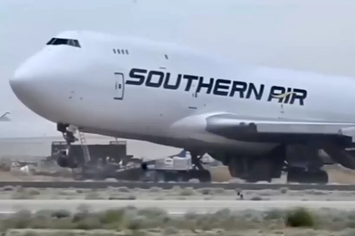 (ویدئو) طوفان هواپیمای ایرباس 147 هزار کیلویی را از جا بلند کرد