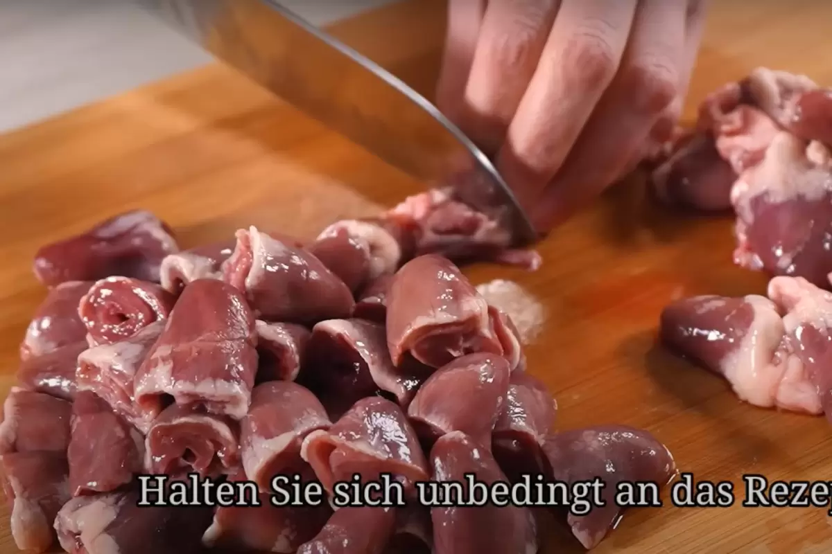 (ویدئو) با 500 گرم دل مرغ این غذای خوشمزه آلمانی را برای مهمان ها آماده کنید