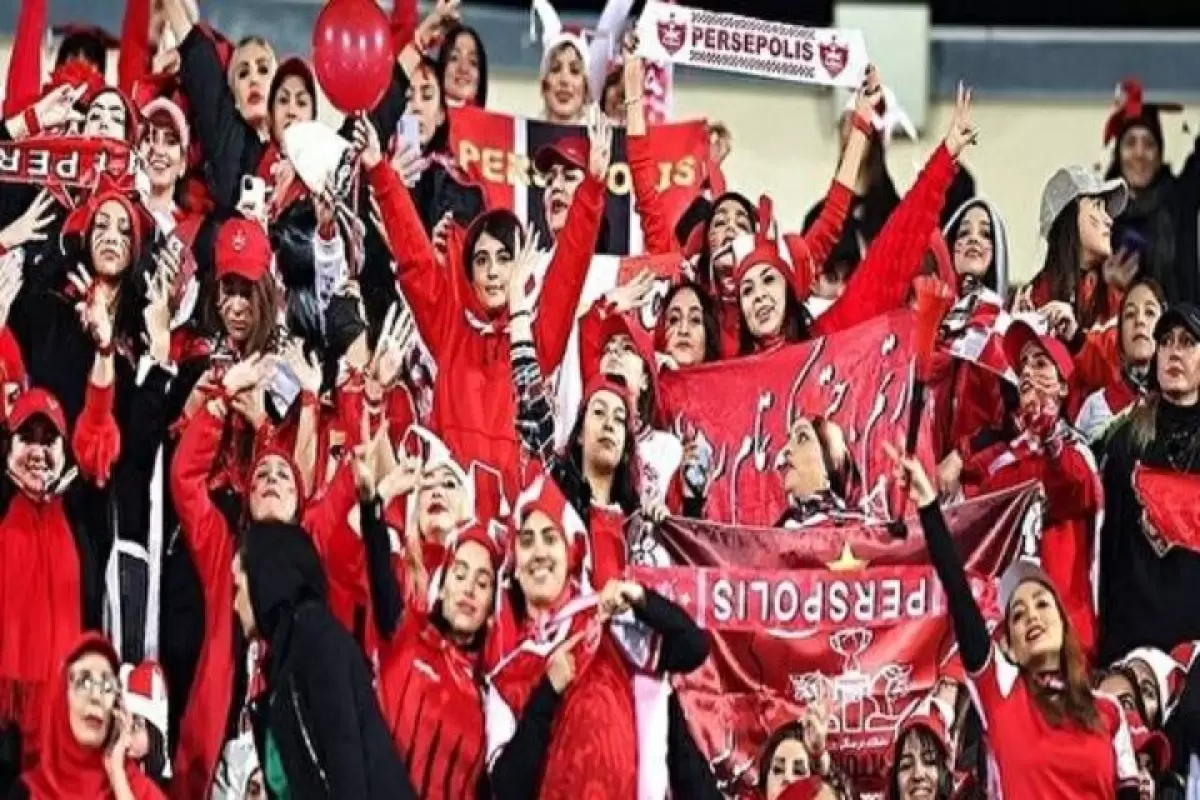 ببینید | شعار جالب زنان هوادار پرسپولیس در بازی مقابل الدحیل در استادیوم آزادی