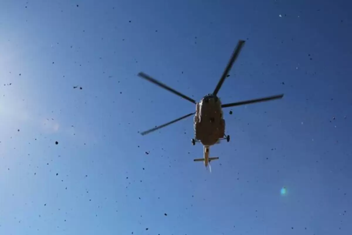 ببینید | لحظه فرود یک هلی‌کوپتر وسط چهارراه سپه کرمان