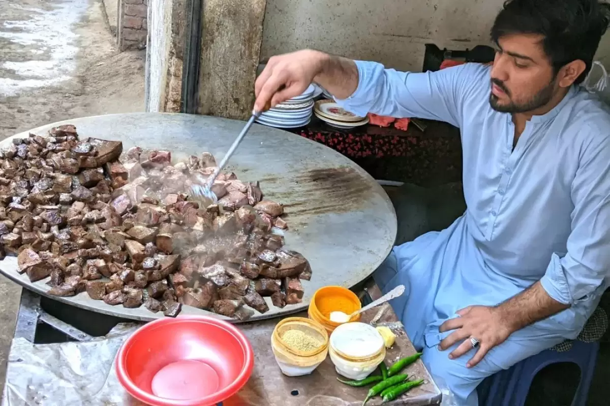 (ویدئو) غذای مشهور خیابانی در پاکستان؛ طبخ واویشکا جگر گاو