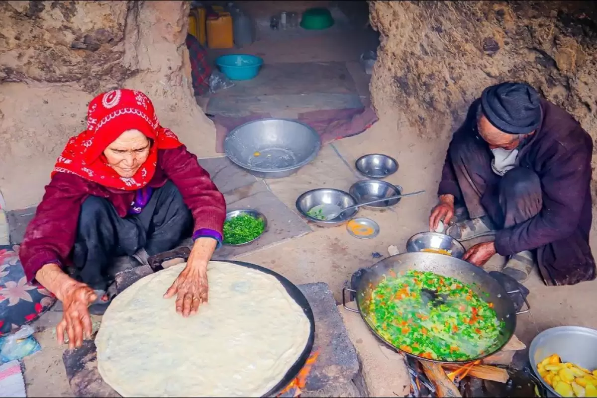 (ویدئو) پخت نان و غذای محلی توسط زوج افغانستانی در غار باستانی