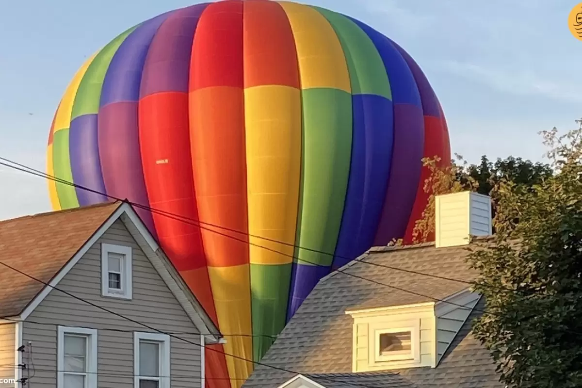 (ویدئو) لحظه سقوط بالون بزرگ در کنار یک خانه