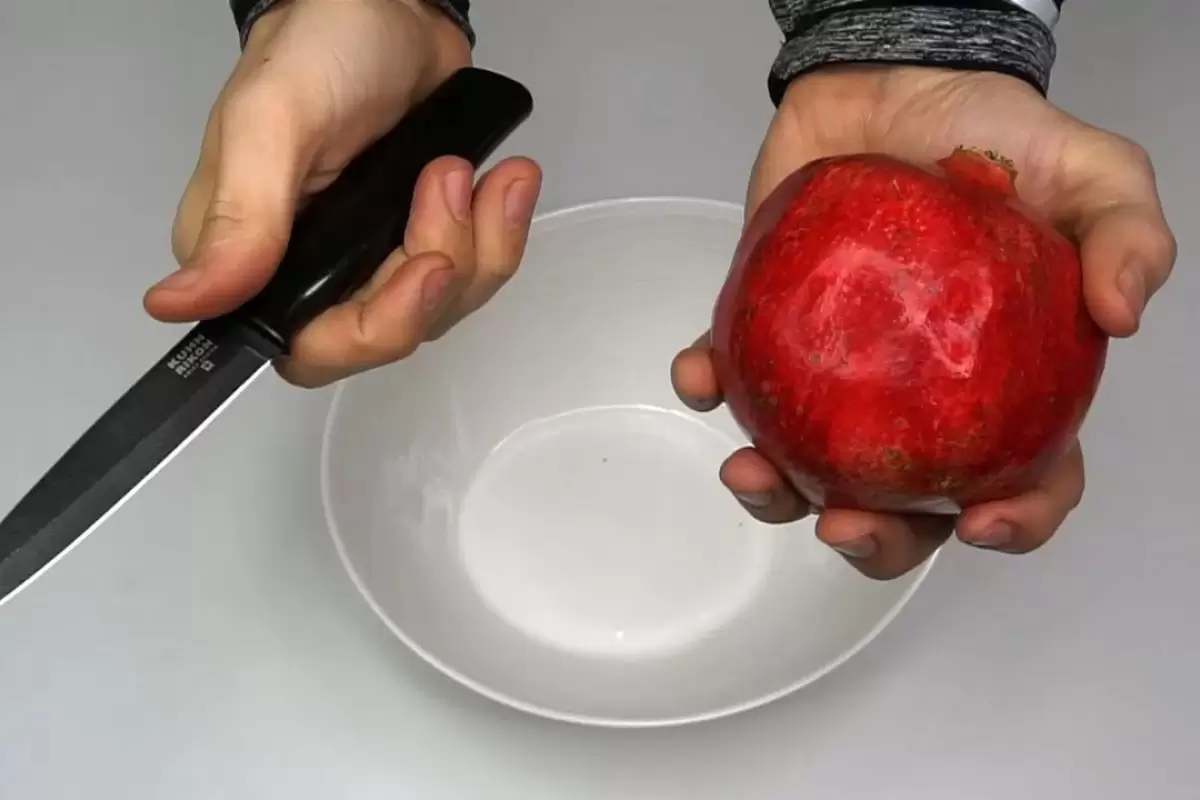 (ویدئو) چگونه پوست انار را به روشی سریع برش بزنیم و دانه ها را جدا کنیم؟