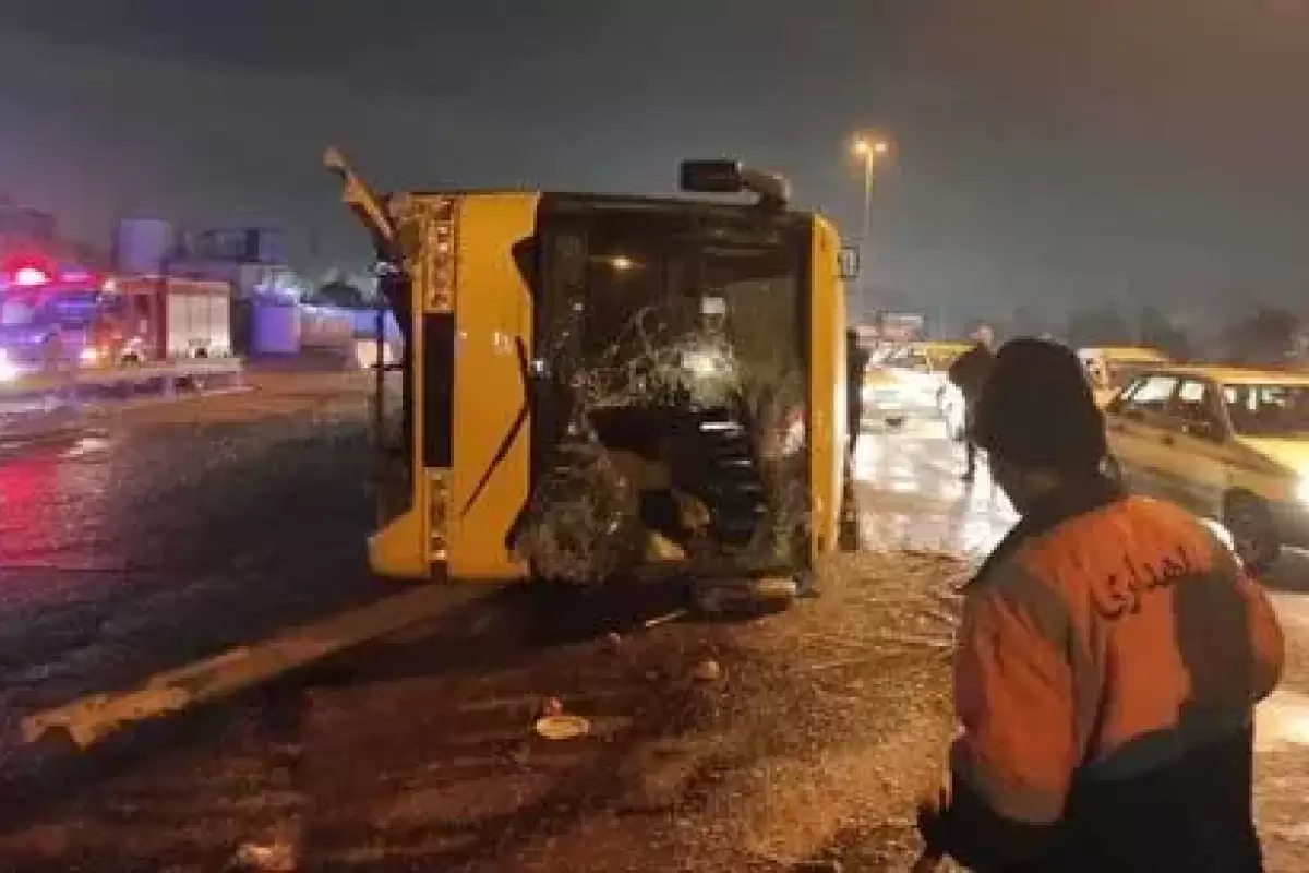 مصدومیت ۱۵ نفر در پی واژگونی اتوبوس مسافربری در غرب تهران