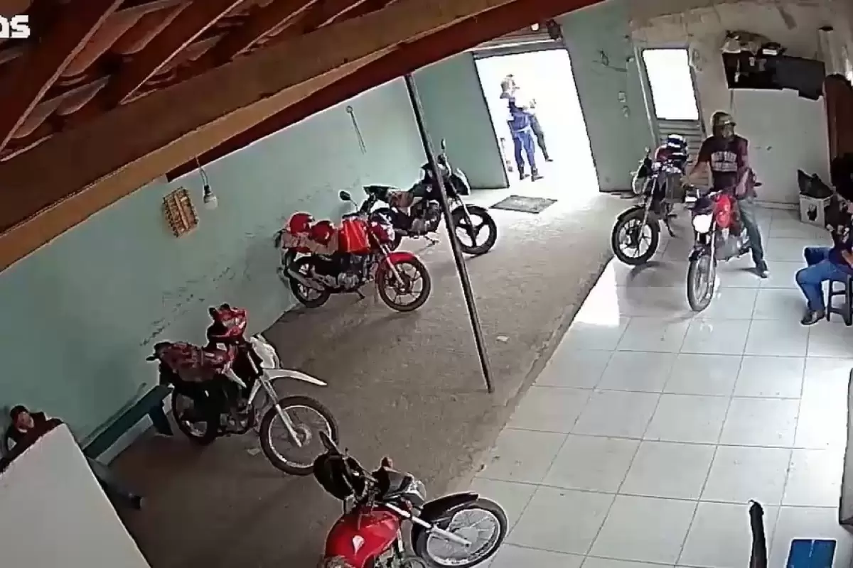 (ویدئو) ورود هولناک یک موتورسوار به داخل پارکینگ
