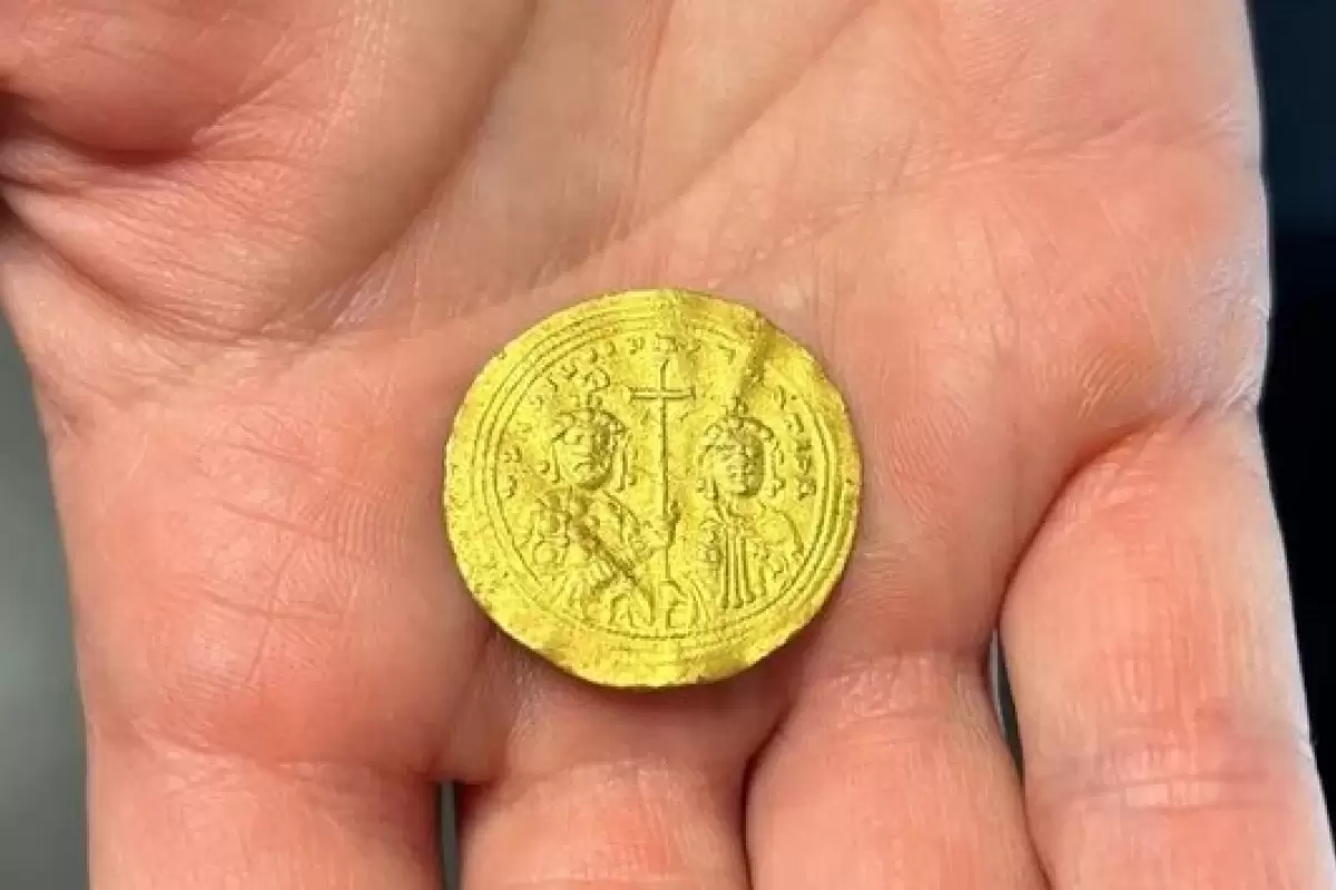 کشف سکه عتیقه با فلزیاب