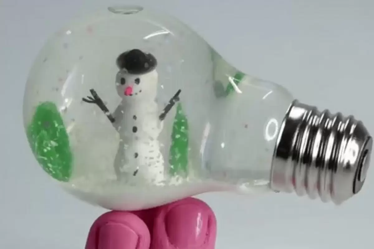 (ویدئو) ساخت گوی برفی زمستانی در یک لامپ