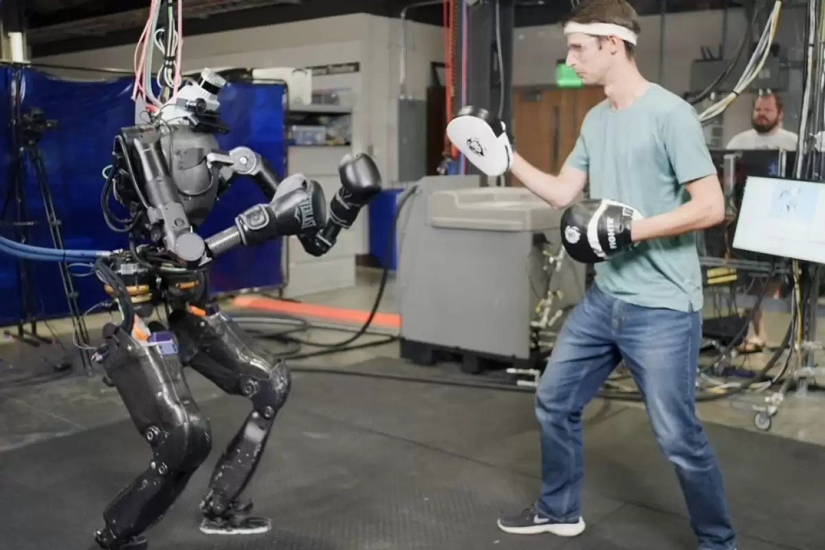 (ویدئو) رقابت بوکس انسان با ربات