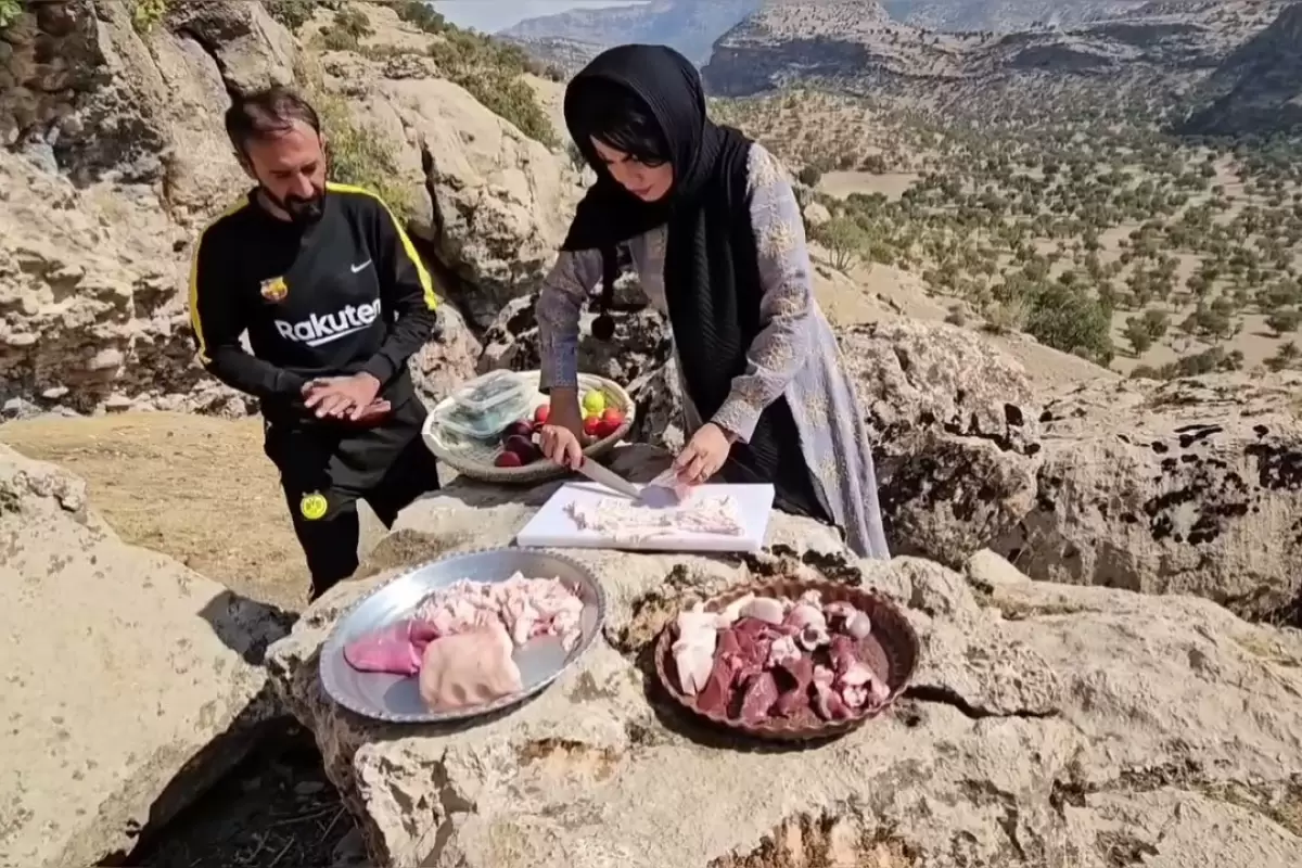 (ویدئو) کباب کردن تماشایی دل و جگر گوسفند به سبک زوج روستایی ایرانی