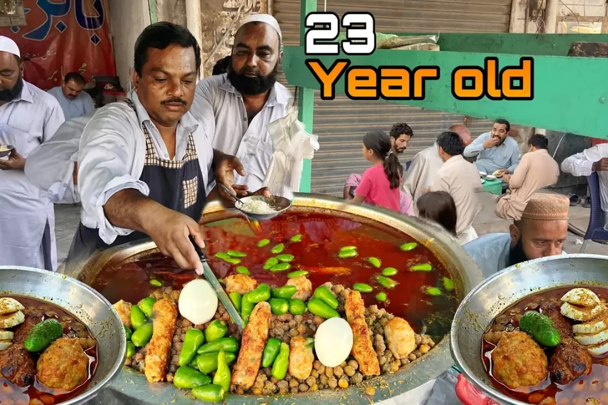 (ویدئو) غذای خیابانی؛ طبخ و سرو نخود پخته با کوفته کباب توسط دو آشپز مشهور پاکستانی