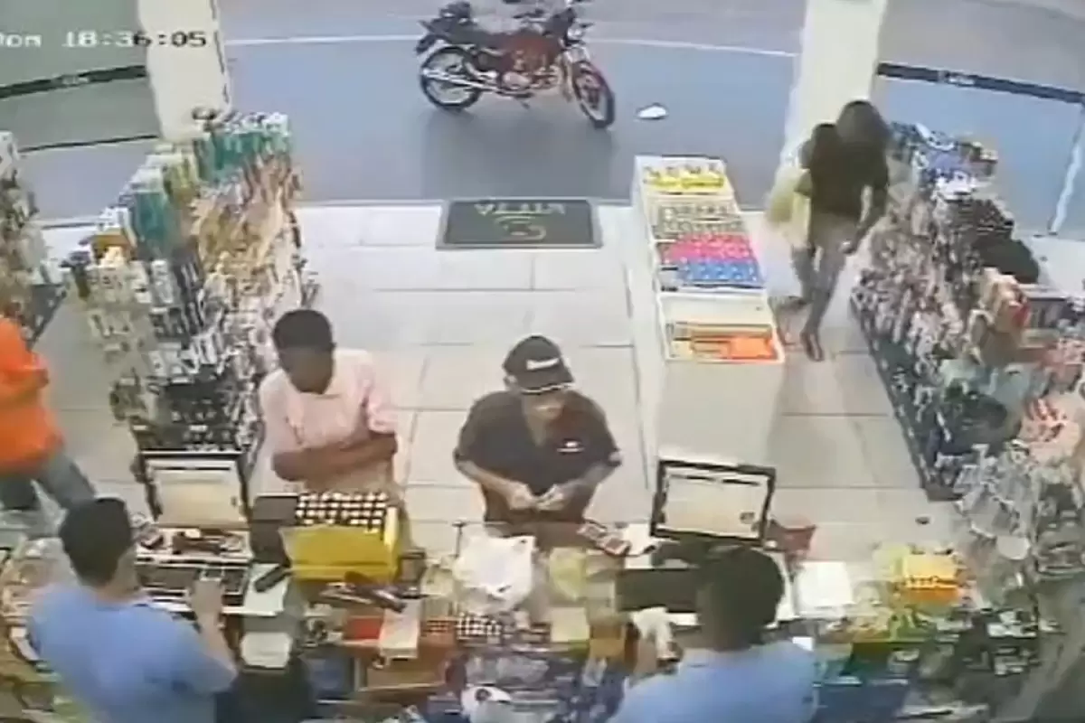 (ویدئو) سرقت ناکام از یک پیرمرد در فروشگاه