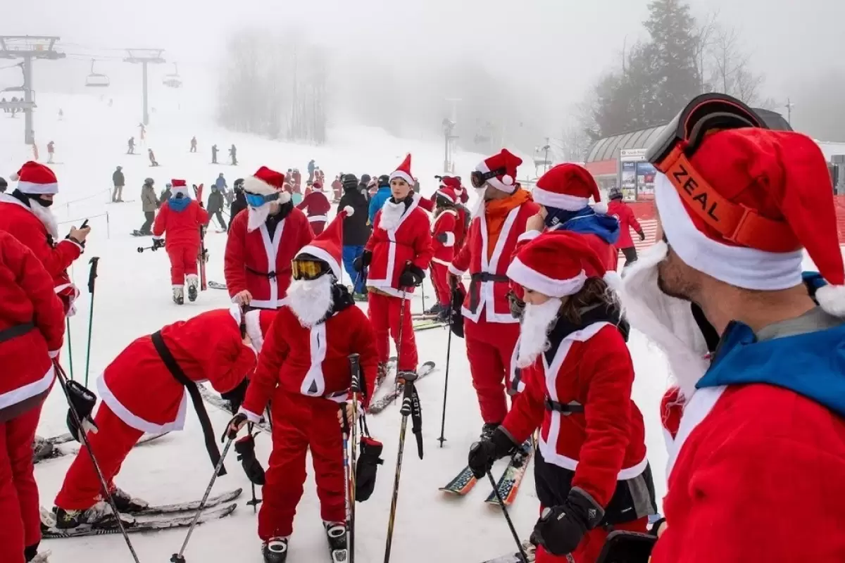 (ویدئو) اسکی بازی صدها بابانوئل‌