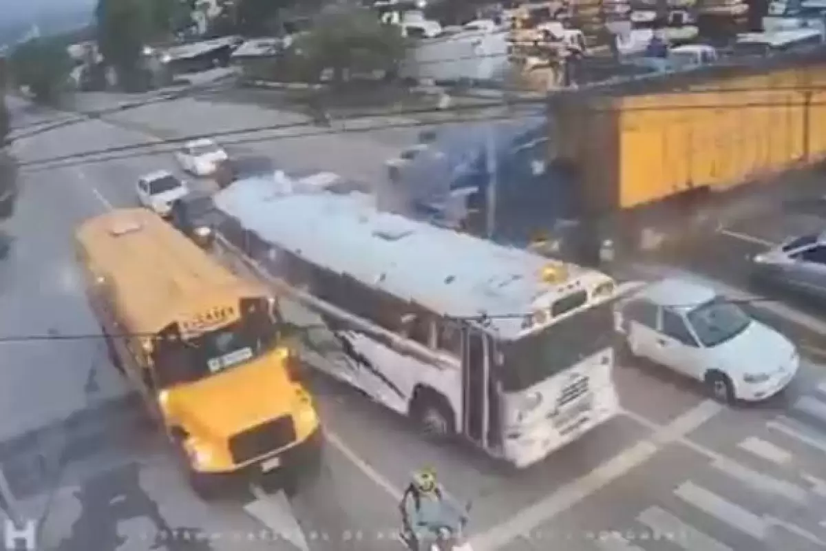 ببینید | لحظه هولناک له کردن دو اتوبوس توسط تریلی بعد از بریدن ترمز!