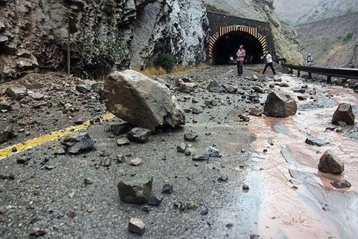 ببینید | لحظه ترسناک ریزش سنگ در قله کازبک
