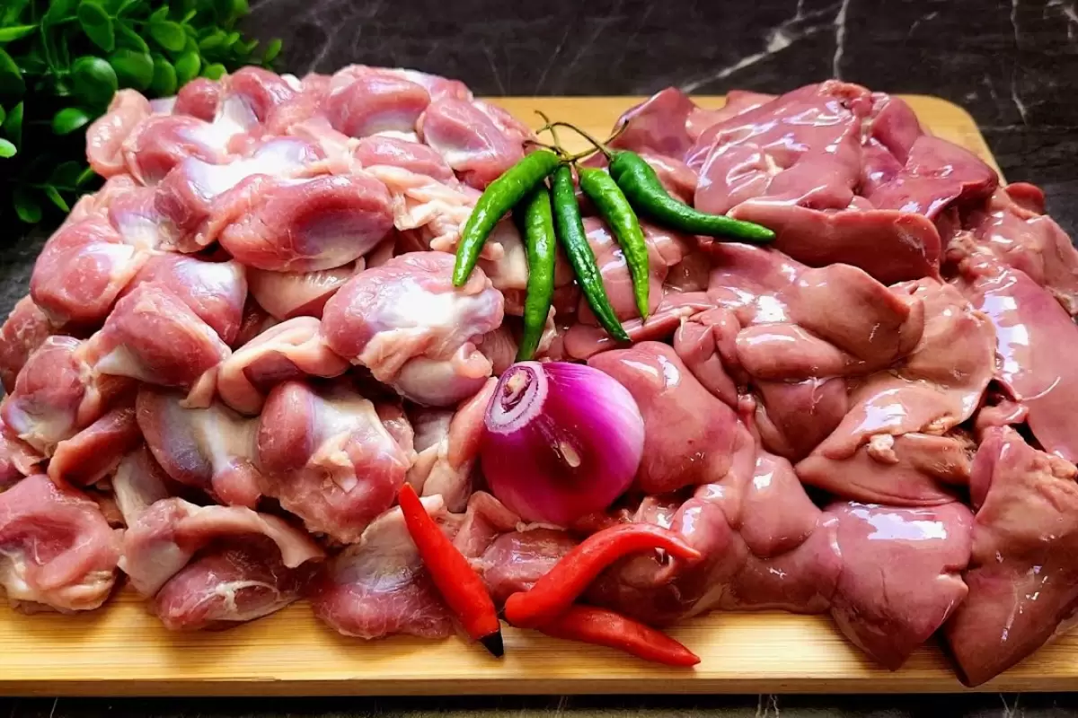 (ویدئو) پخت یک غذای خوشمزه با 2.4 کیلوگرم سنگدان و جگر مرغ به سبک آشپز مشهور فیلیپینی