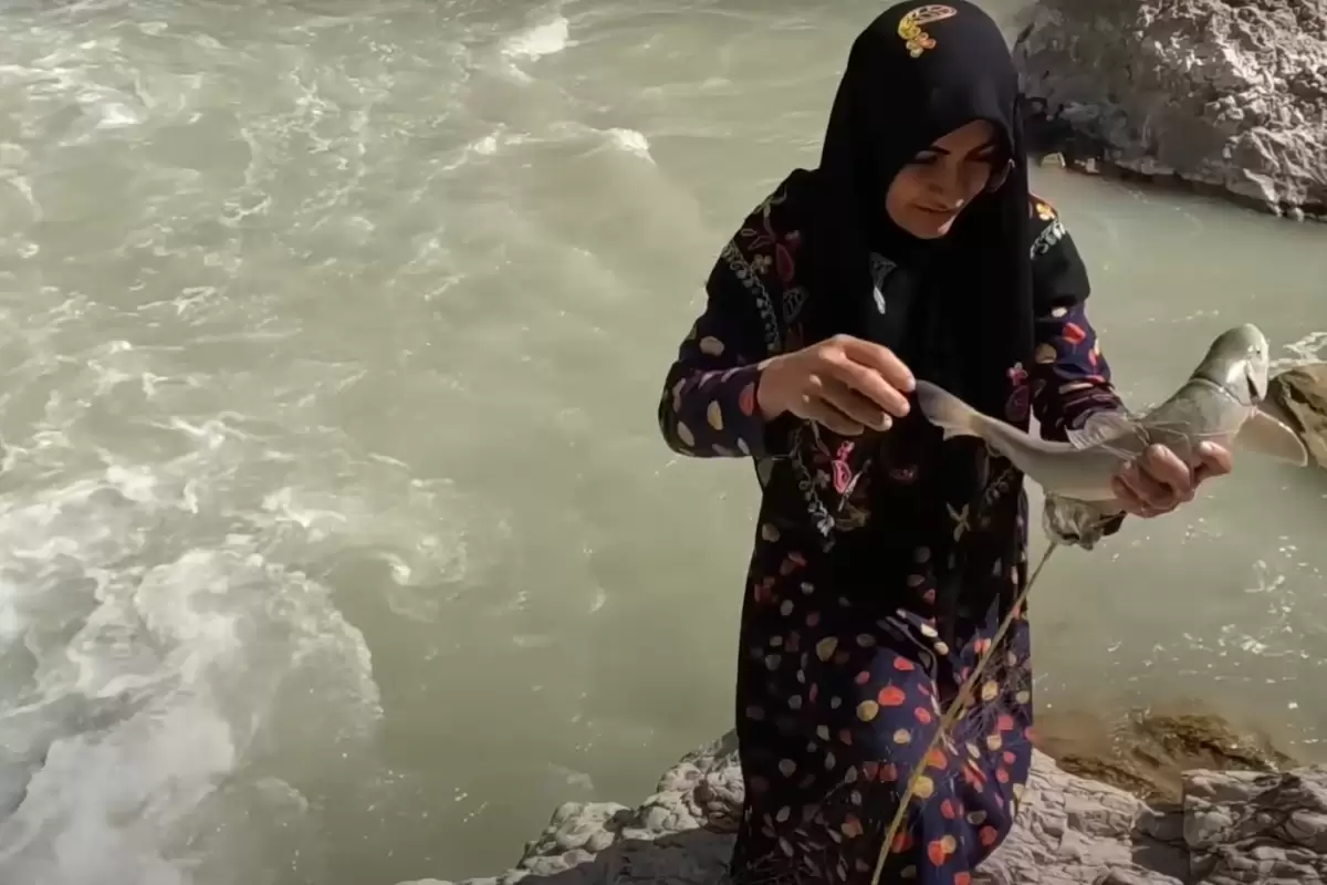(ویدئو) صید ماهرانه دو ماهی در رودخانه ای خروشان توسط بانوی عشایر ایرانی