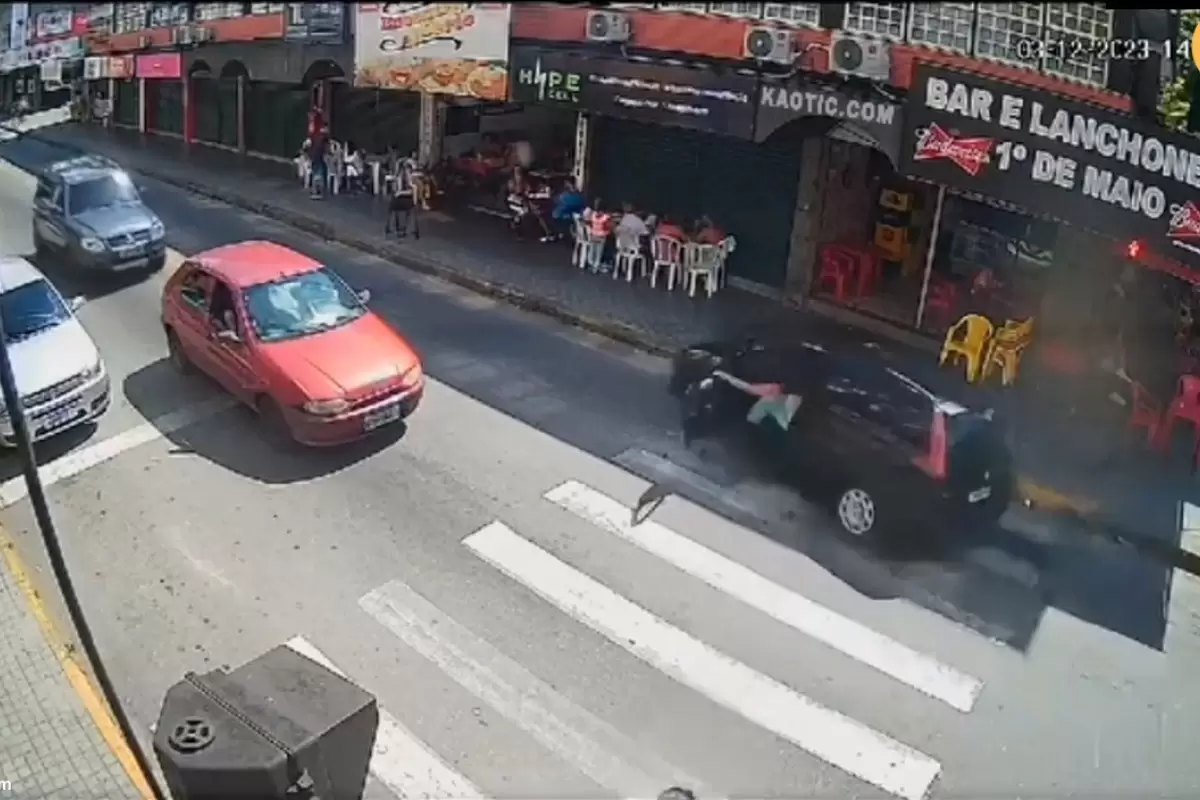 (ویدئو) راننده زن با بی‌احتیاطی مشتریان رستوران را زیر گرفت