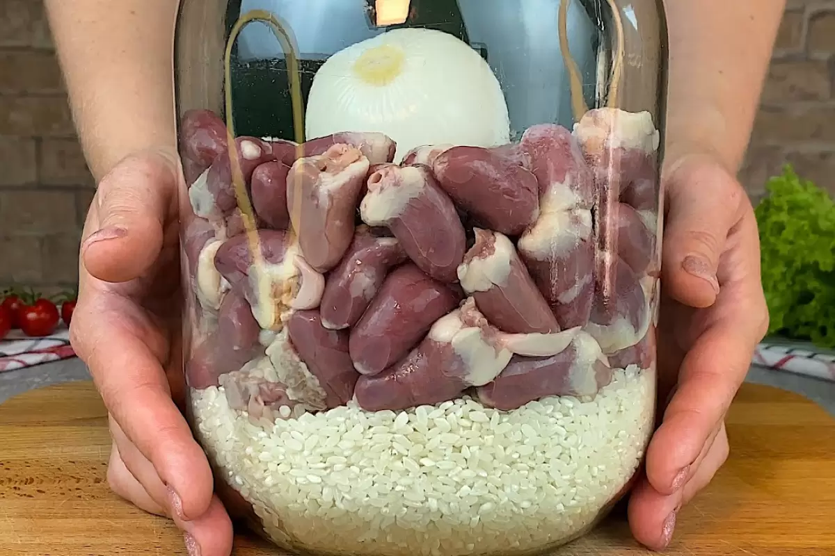 (ویدئو) پخت یک غذای متفاوت با 850 گرم دل مرغ به سبک آشپز مشهور آلمانی