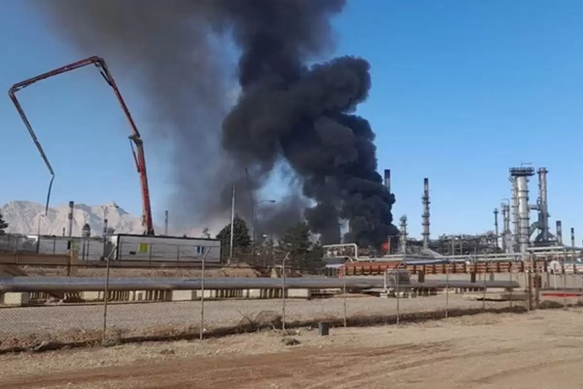 (ویدیو) آتش‌سوزی در پالایشگاه اصفهان/ دود شدیدی منطقه را فرا گرفت