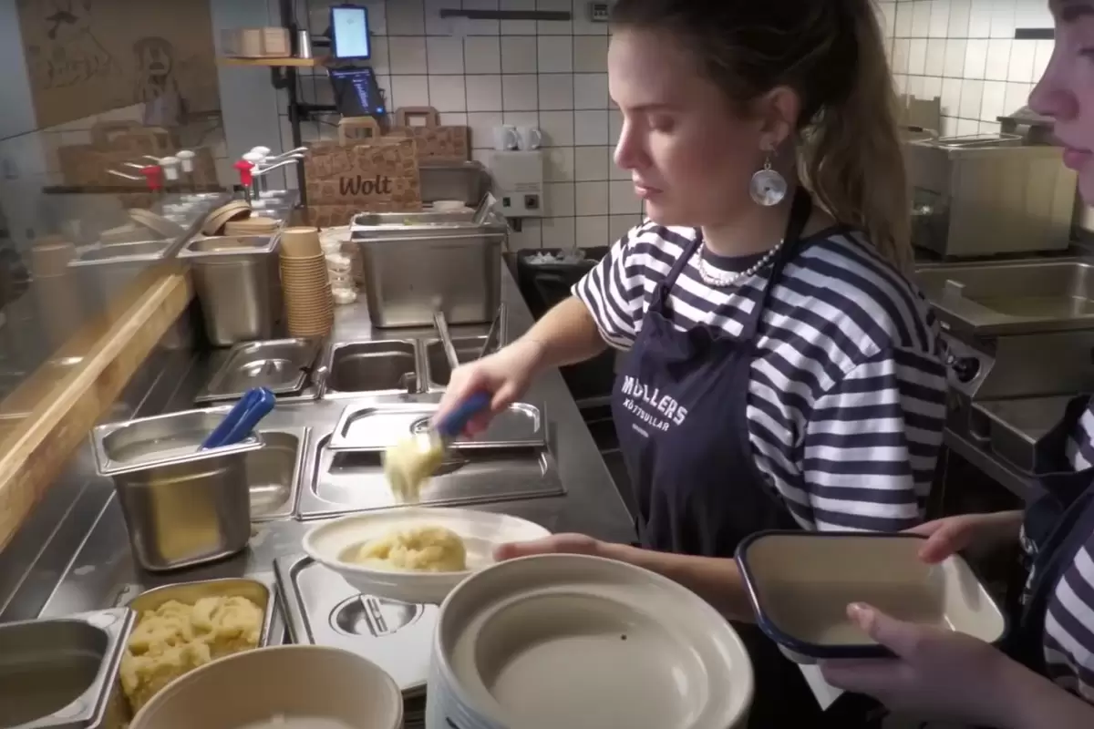 (ویدئو) مشهورترین غذای خیابانی برلین؛ از پخت کوفته قلقلی تا پوره سیب زمینی