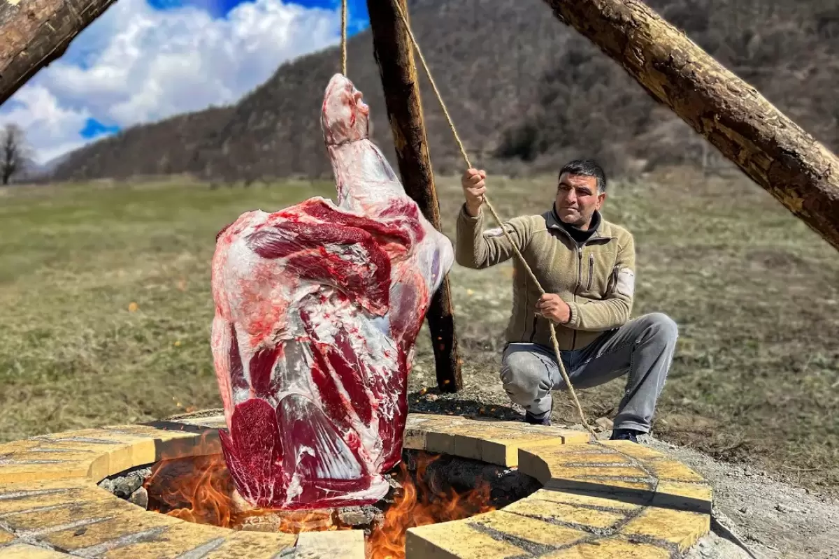 (ویدئو) کباب کردن دو سردست 25 کیلوگرمی گاو در تنور به سبک زوج مشهور آذربایجانی