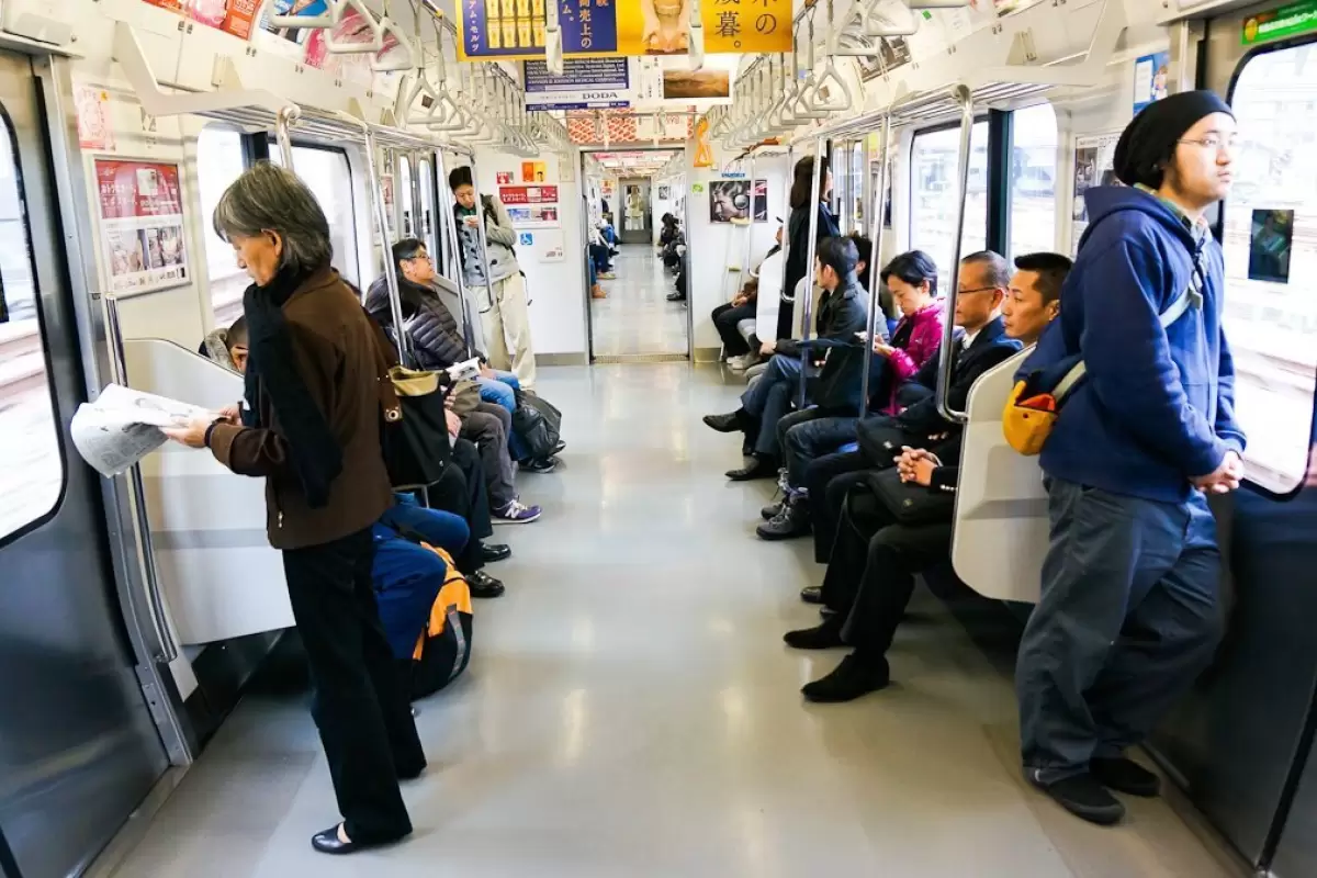 (ویدیو) خلاقیت جالب ژاپنی‌ها برای استفاده از کل فضای واگن‌های مترو و امنیت مسافران