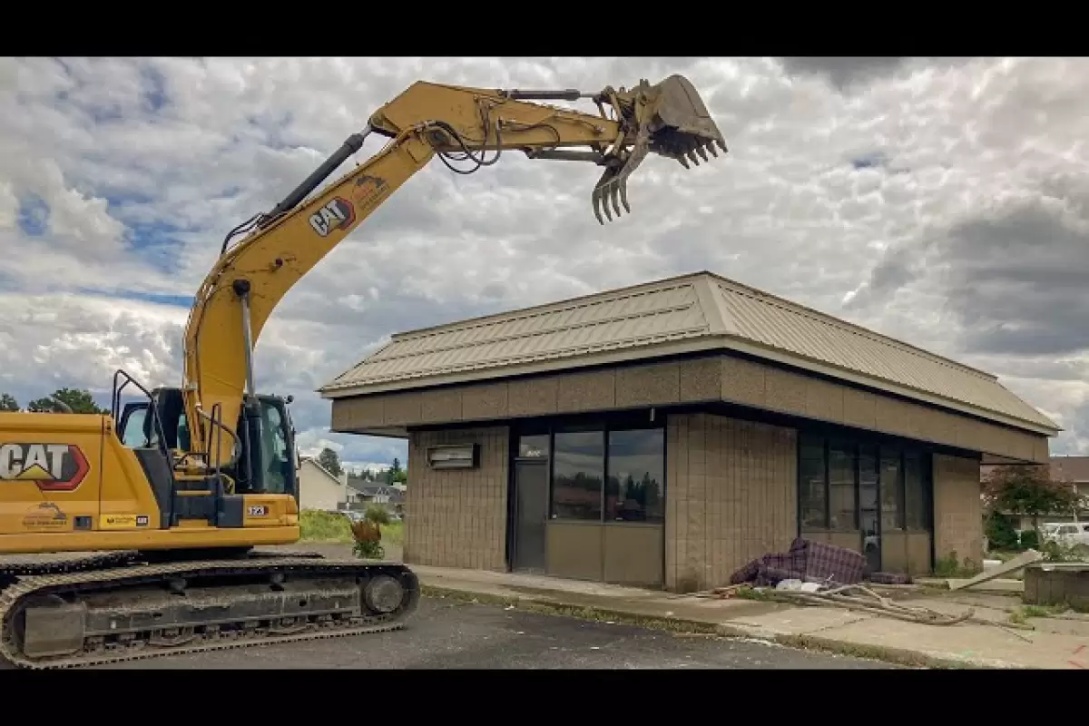 (ویدئو) سرعت و مهارت این راننده بیل مکانیکی در تخریب یک فروشگاه را ببینید