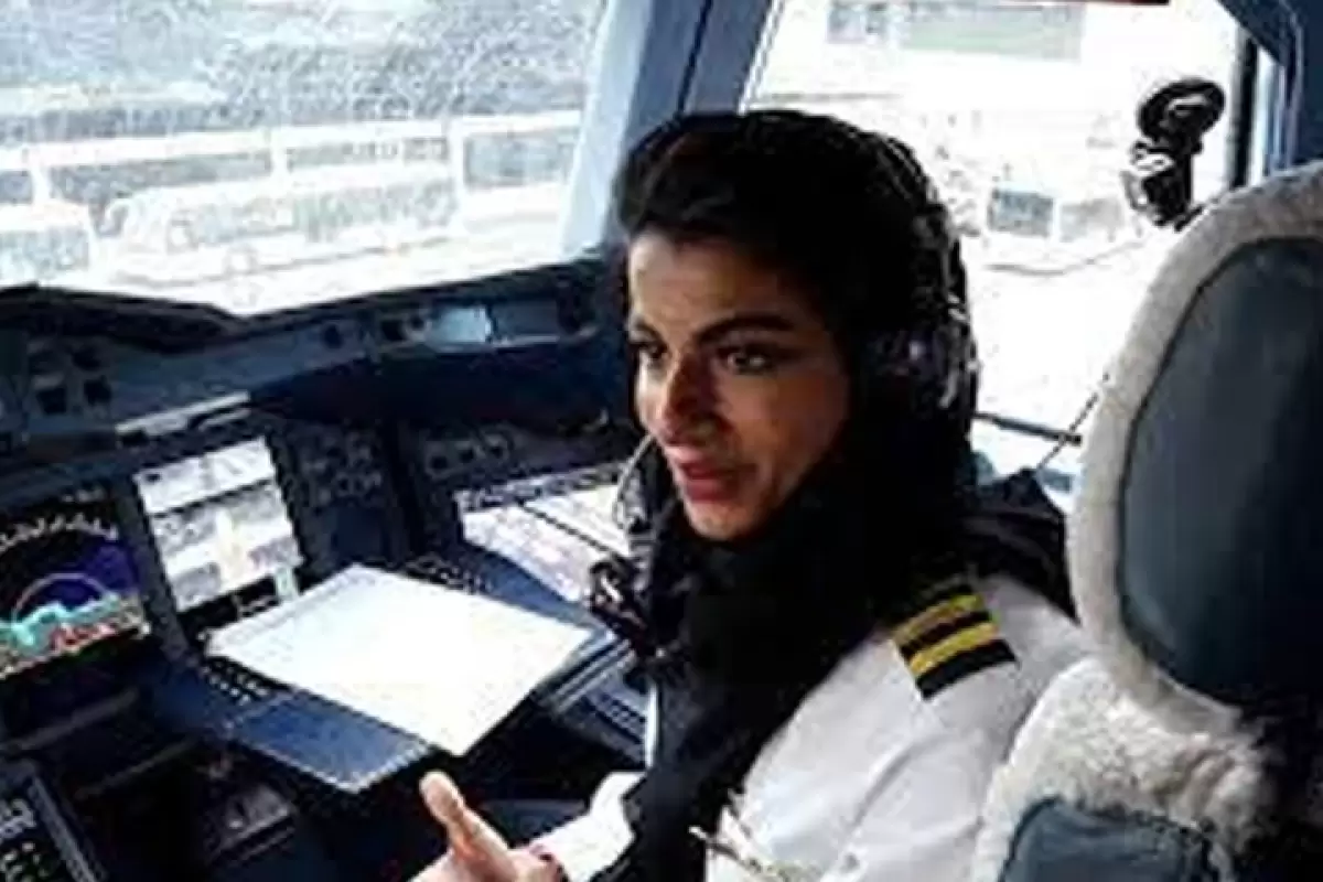 ببینید | تسلط خلبان زن مسلمان در هدایت هواپیمای ایرباس به مقصد پاریس!