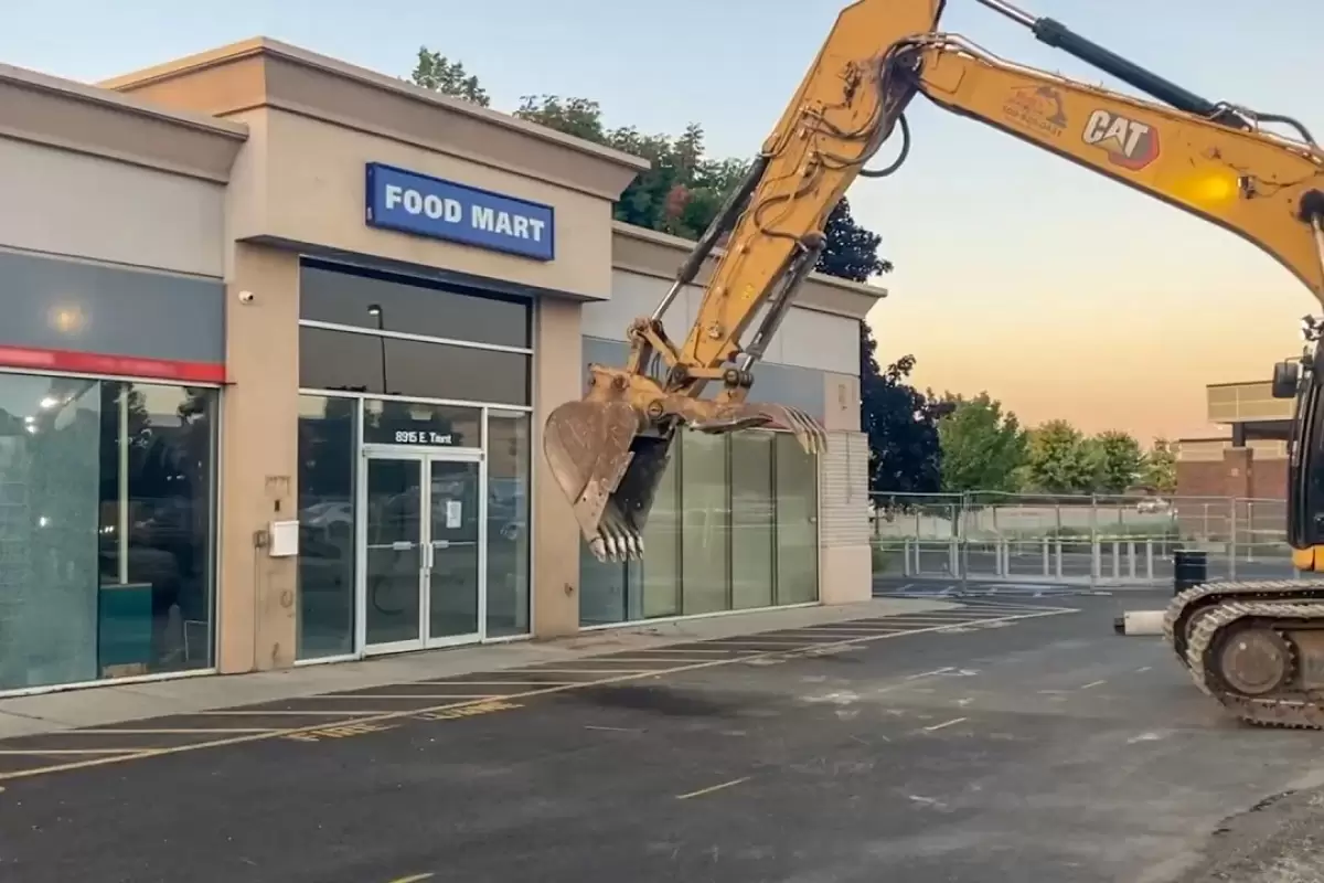 (ویدئو) مهارت یک راننده بیل مکانیکی در تخریب سرعتی یک فروشگاه