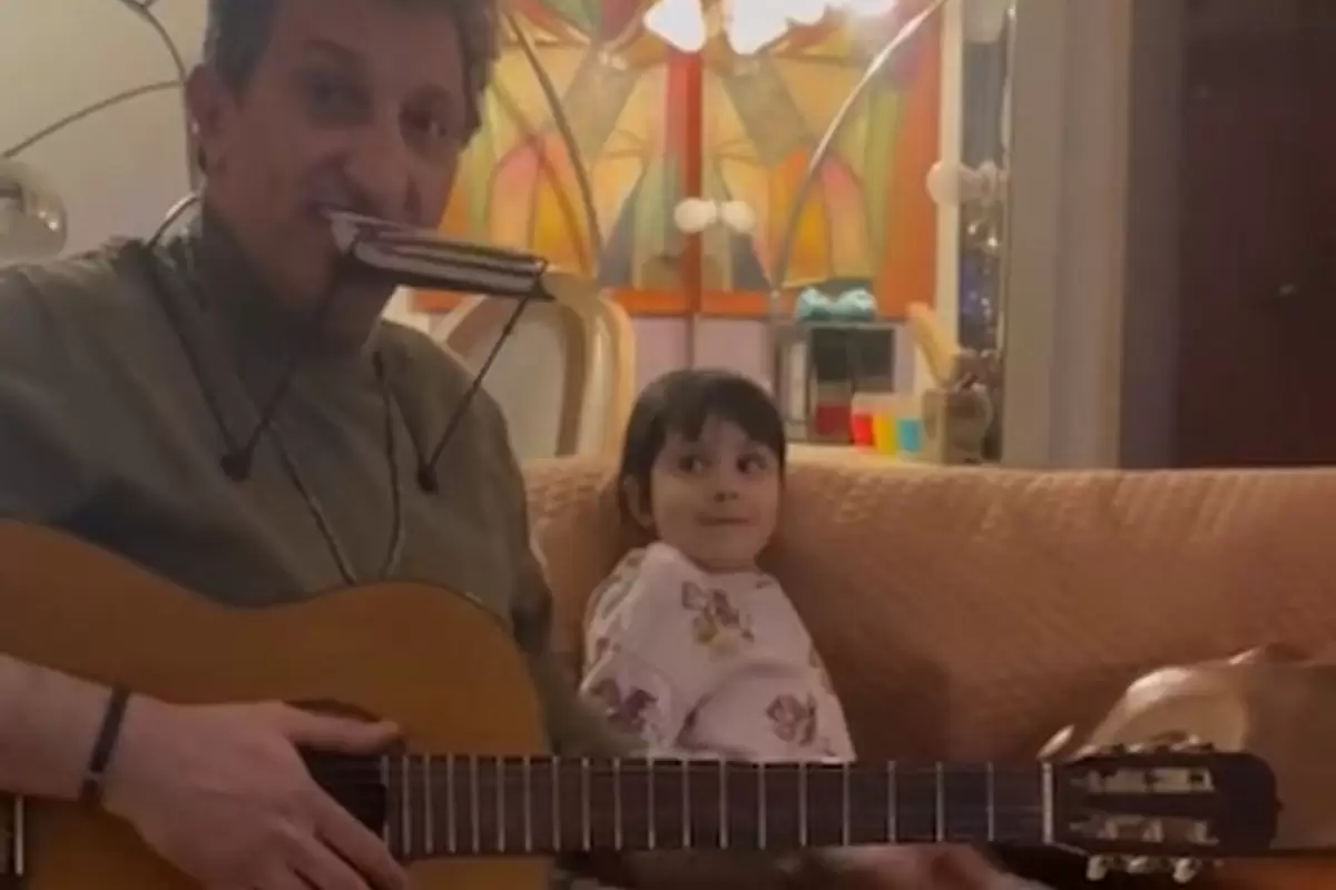 (ویدئو) هم‌نوازی دختر مهران غفوریان با یوسف صیادی؛ ترکیب گیتار، هنگ‌درام و ساز دهنی