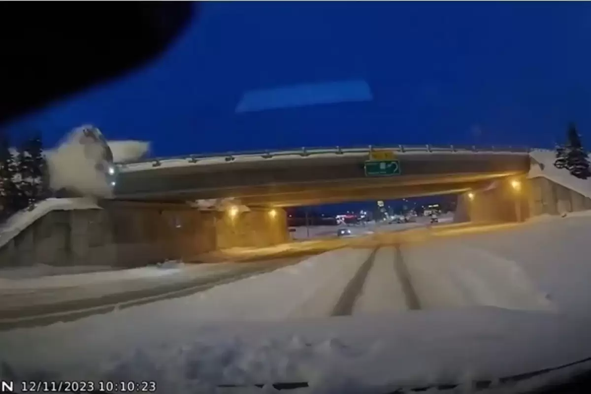 (ویدئو) لحظه سقوط یک خودرو از روی پل