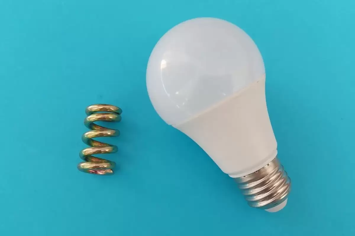 (ویدئو) با روش ساده این استاد استرالیایی در 5 دقیقه لامپ LED  را تعمیر کنید