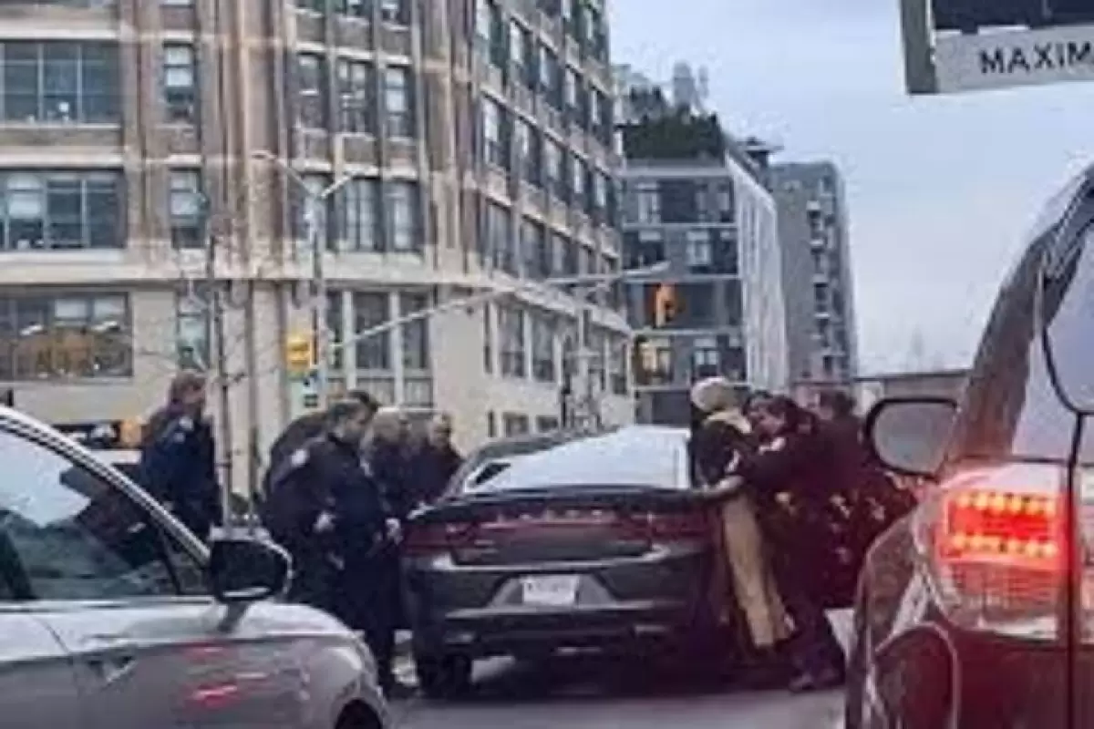 ببینید | لحظه تلاش دو سارق برای فرار از دست پلیس با ماشین؛ یورش تمام قد نیروی پلیس!