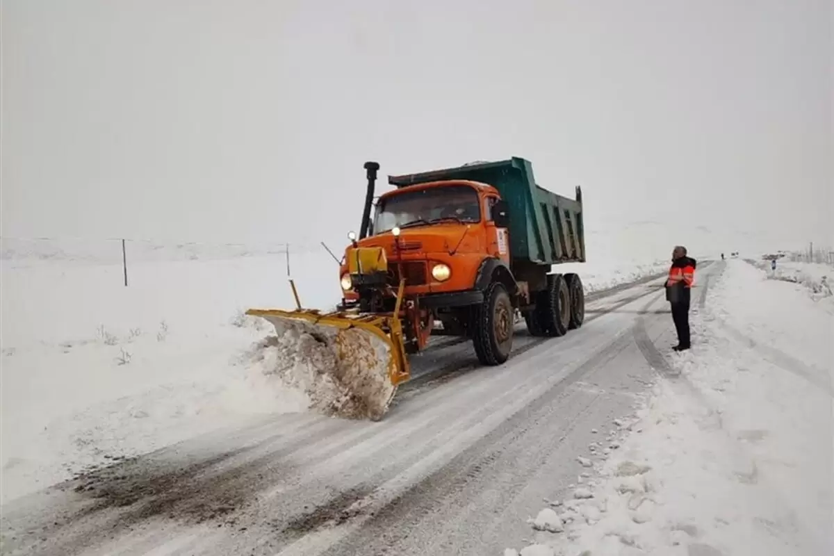 برف جاده ۵۰۰ روستای لرستان را مسدود کرد