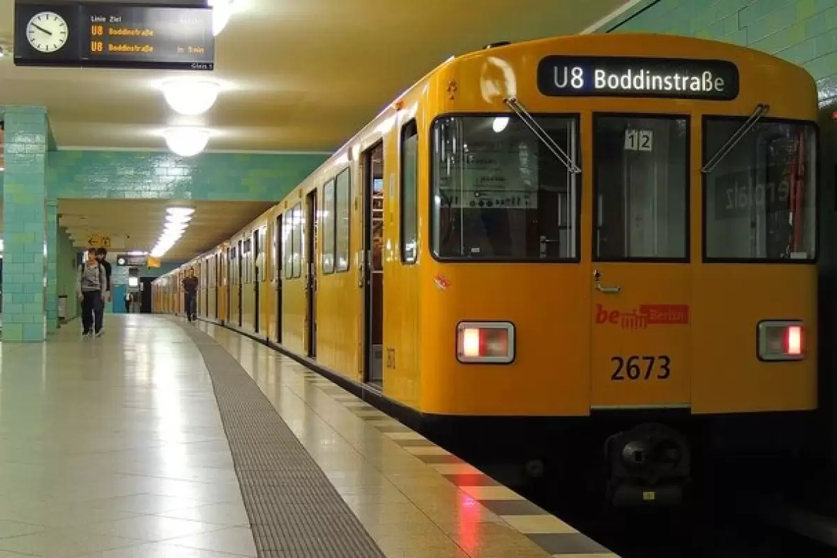 ببینید | هنرنمایی نوازنده ترک با آهنگ «جان مریم» در مترو برلین
