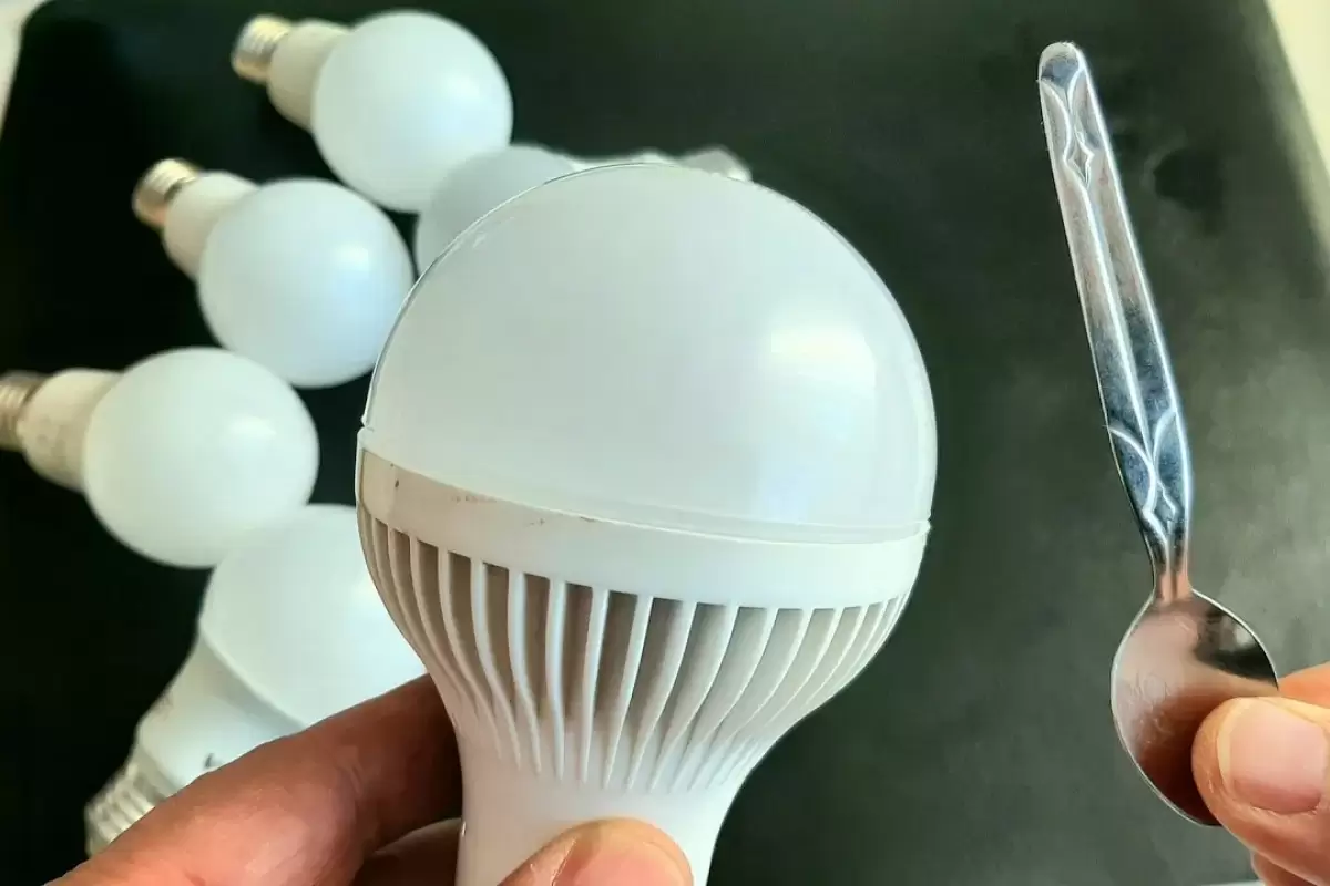 (ویدئو) چگونه با قاشق چایخوری لامپ LED را تعمیر کنیم؟