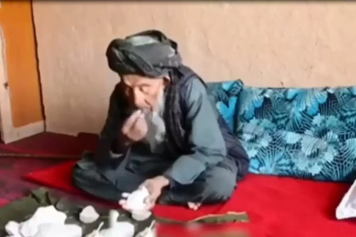 (ویدئو) پیرمرد ۹۴ ساله‌ای که هفتاد سال است روزی یک کیلو سنگ می‌خورد!