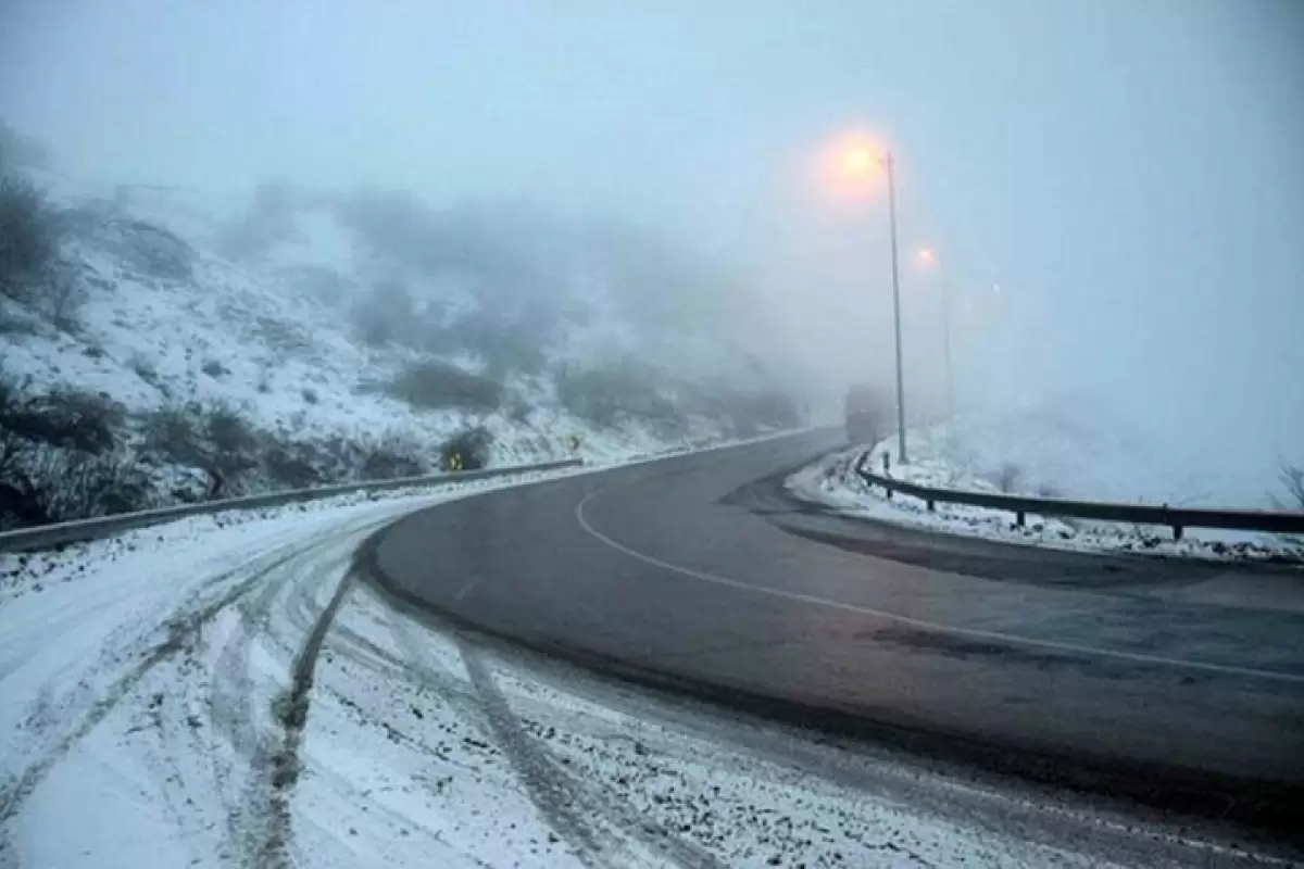 ببینید |‌ بارش برف در آزادراه تهران - شمال