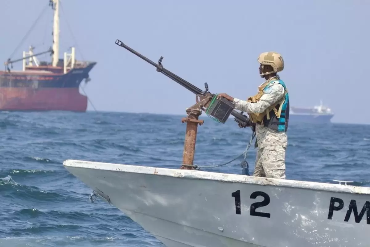 (ویدئو) لحظه اصابت موشک نیروهای یمنی به کشتی یونانی