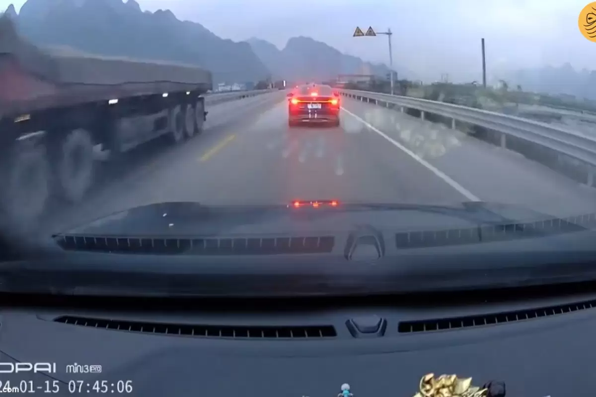 (ویدئو) تصادف لاستیک سرگردان با یک خودرو
