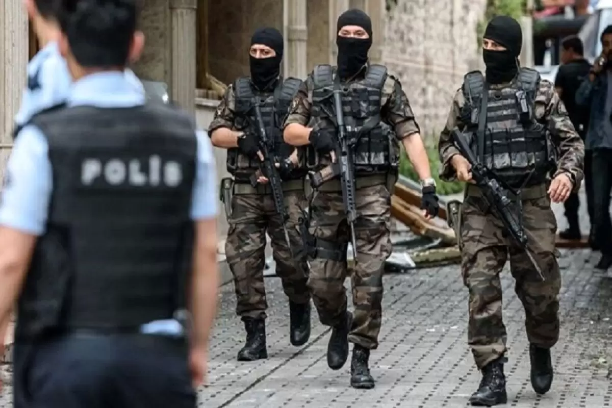 (ویدئو) لحضه حمله مسلحانه به کلیسای سانتا ماریا در استانبول