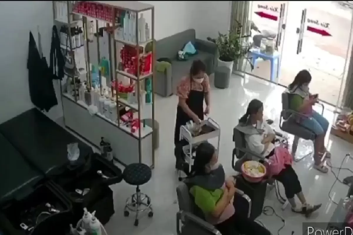 (ویدئو) ورود وحشتناک یک کامیون به آرایشگاه زنانه