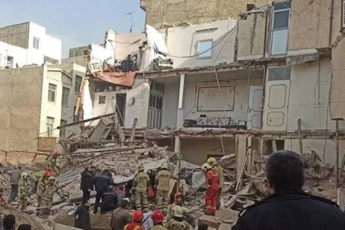 یک کشته و سه مصدوم در اثر ریزش ساختمان سه طبقه در تهران